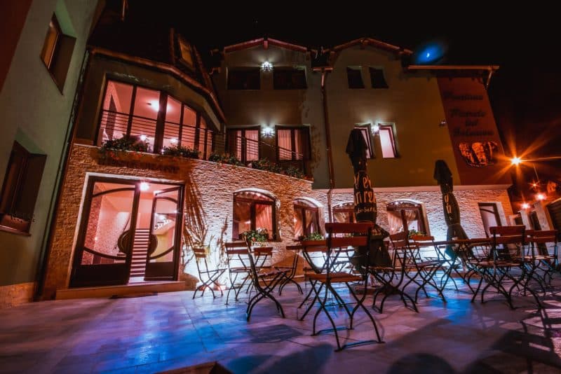 Lounge cu fotolii și vedere panoramică