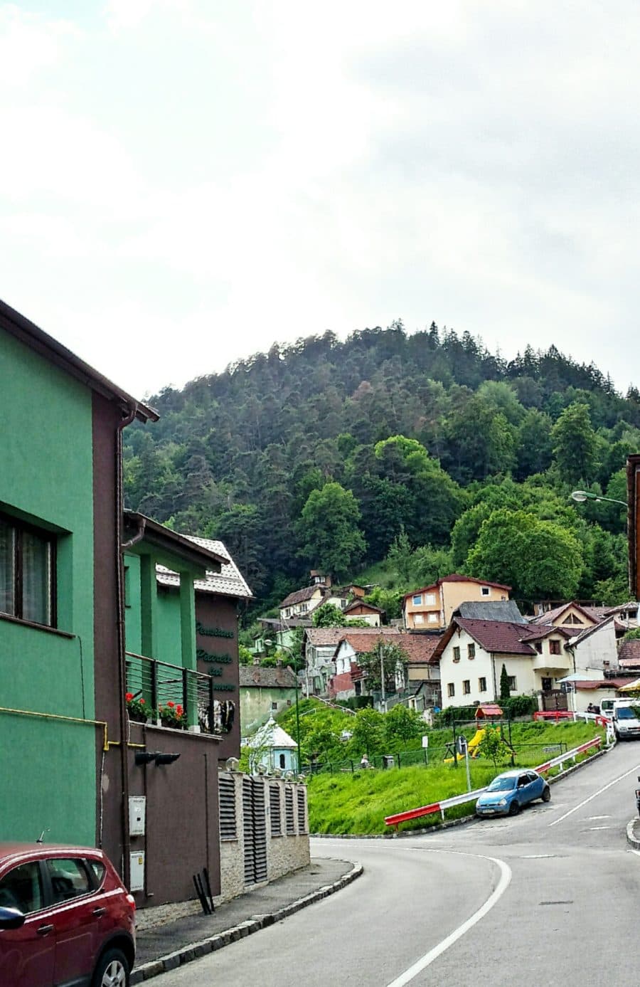 Strada Pe Tocile sub Tâmpa, cu capela ortodoxă